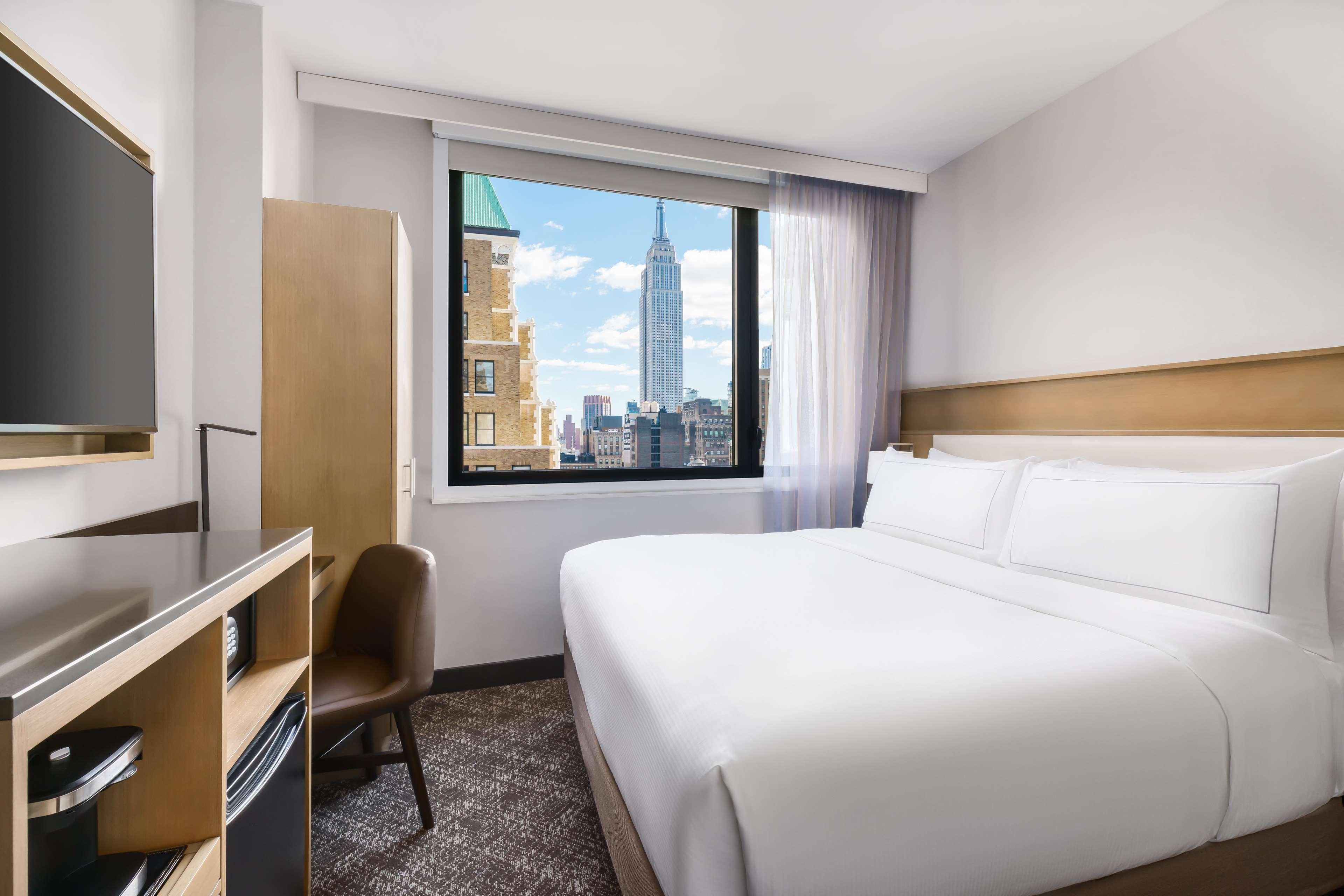 Doubletree By Hilton New York Times Square South Hotel Bagian luar foto